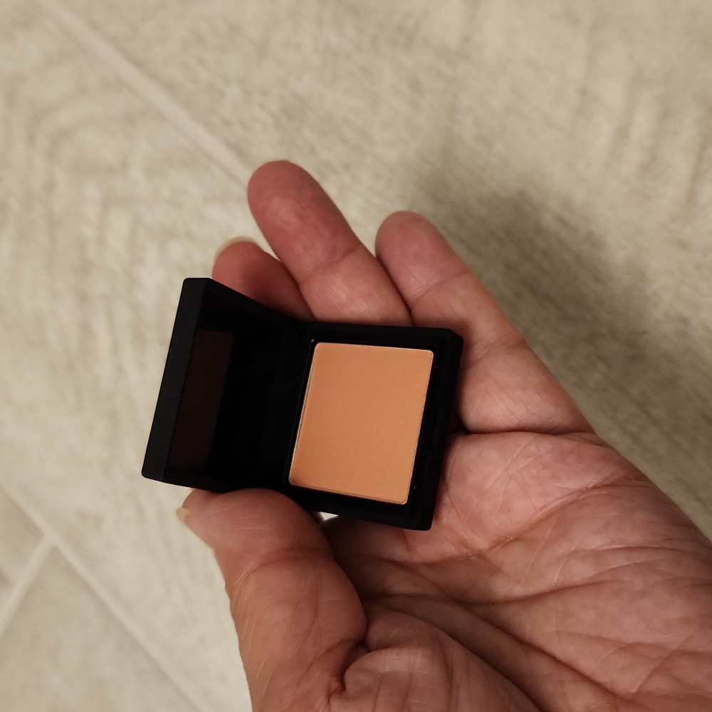 π» NARS Compact Blush in Matte Black Case - Picture 2 of 3